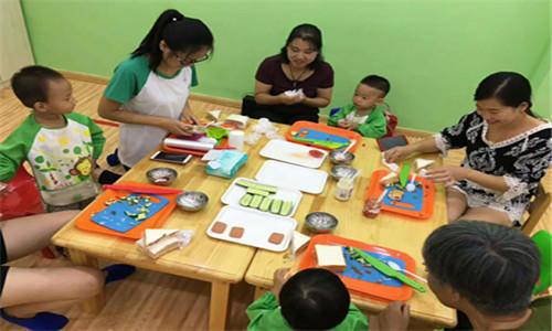 父母坚持用「苦难教育」培养逆商，却把孩子逼成抑郁症：这种教育模式该退出历史舞台了吗？