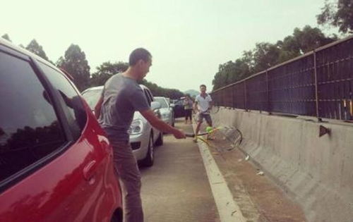 高速堵车买泡面，男子遭遇惊险一刻