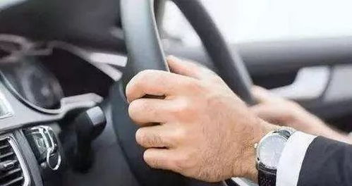 惊魂一刻：辅助驾驶≠无人驾驶，司机不当操作酿成追尾事故