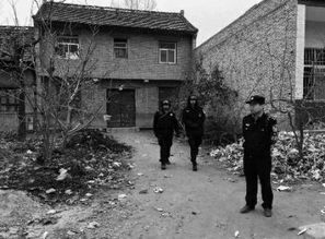 巴中小伙背七旬母亲登上剑门关：蜀道再难也要带着妈妈看世界