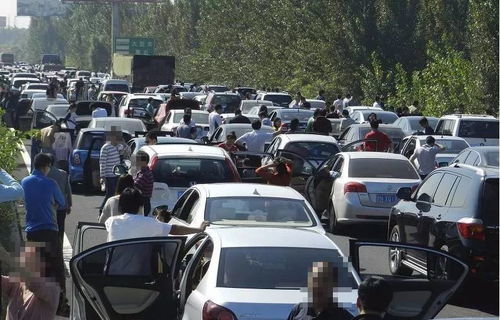 亲历沪渝高速堵车：从大年初四到初六，返程之路的艰难与温情