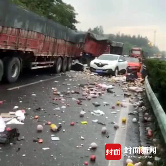 目击者亲述：四川高速多车相撞事故现场