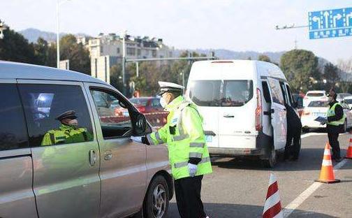 男子带妻女返程 开车离家一公里泪奔：背后的故事