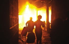 惊魂一夜：凤凰古城建筑起火，游客穿睡衣跳窗逃生