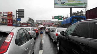 返程高峰遇堵车：车主们的无奈与坚守