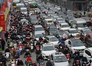 春节假期高速充电站拥堵：新能源车主的“续航焦虑”