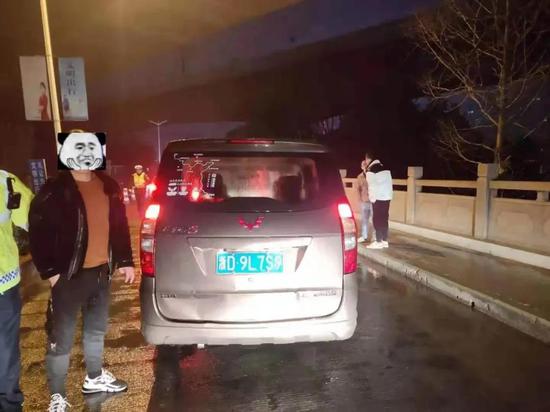 卡点下高速，收费员比驾驶员还紧张