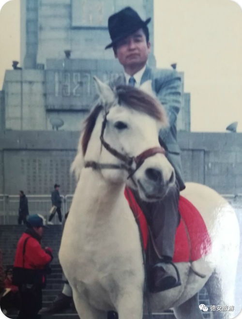 男子身骑白马冲入江中救下落水父女：英雄的壮举