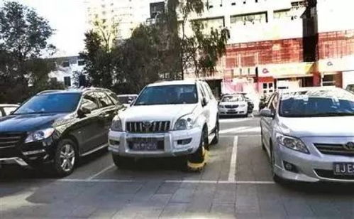 痛心！湖南4岁小孩停车场遭越野车碾压，父母现场崩溃大哭