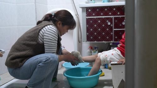 育儿嫂的三年：当“父母”都在监狱，雇主失联后她如何撑起一个家