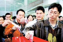 新春第一天上班，网友纷纷晒出红包，有人收到彩票，还中奖了