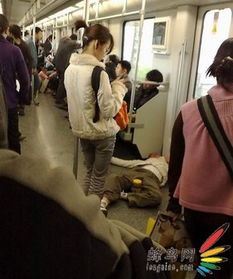 地铁奇遇：网友借位表演吃地铁背后的温暖与尴尬