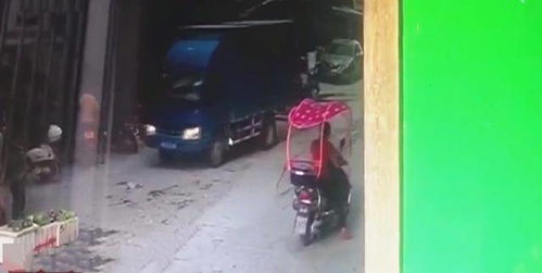 男子下车没拔钥匙 小孩驾车撞翻老人：一场意外背后的警示