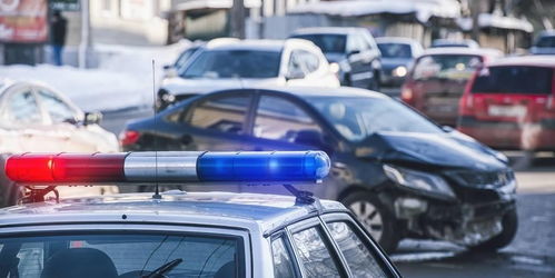 小车走应急道遇警车，旁车集体卡位置：一场高速公路上的‘堵局’