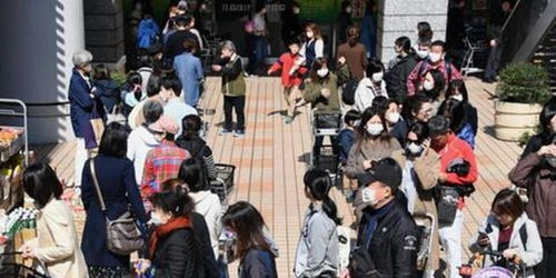 缅甸妙瓦底居民排长队抢购燃油：一个普通人的视角