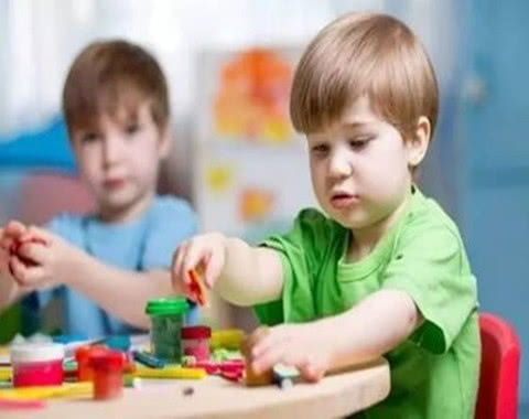 妈妈回应1岁失明宝宝学走盲道：爱与希望的旅程