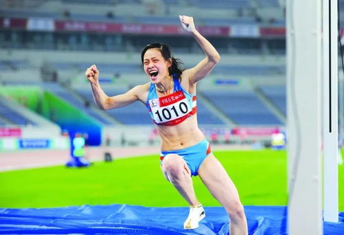 刘翔陪妻子回老家安徽探亲，还体验网红滑梯，开心像个小孩