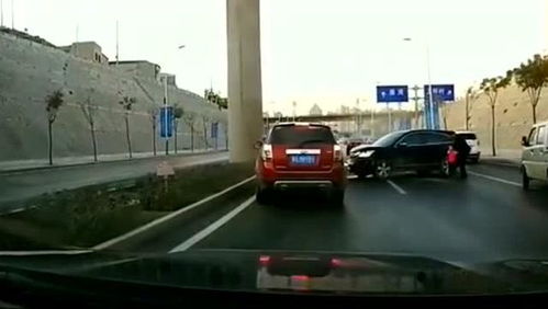 大马路惊现双层轿车行驶：我亲历的奇景