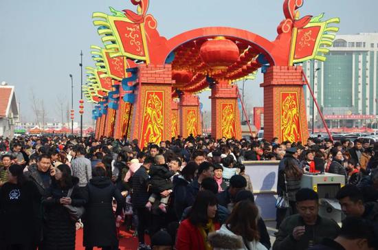 开封万岁山巨人演员开工：一场意外背后的温情与坚守