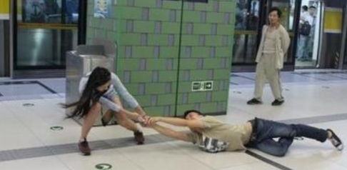 小伙因砸女友手机背上犯罪记录：从甜蜜到苦涩的转折