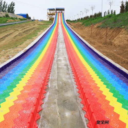 小男孩误入彩虹滑道被滑圈铲飞：惊险瞬间背后的温情救援