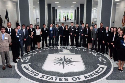 美国政府机构裁员潮：中情局与FBI的「买断计划」及影响