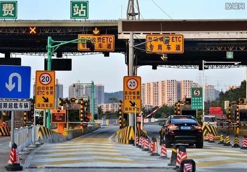 男子回应差1秒下高速被收58元：一场关于规则与人性的讨论