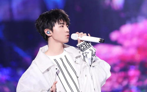 王俊凯过年在家打麻将：明星生活中的温馨一刻