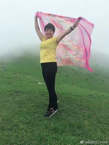 羊乖乖配合女子摆出拍照姿势：人与动物和谐共处的美好瞬间