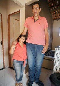 万岁山2.33米巨人演员走红：与游客互动的暖心故事