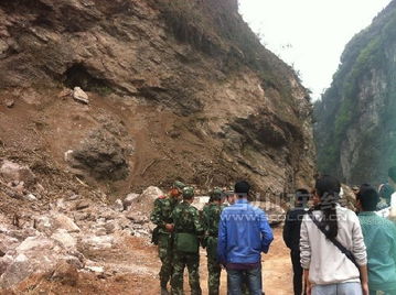 山体滑坡亲历者：那一刻，整片山一起倒下来