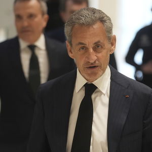 街头偶遇法国前总统萨科齐：戴着电子镣铐的慢跑身影