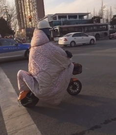 小伙失恋后深夜整理电瓶车：背后的故事比你想象的更复杂