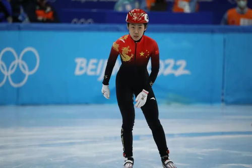 曲春雨执旗手前来报道：一个普通劳动者的故事