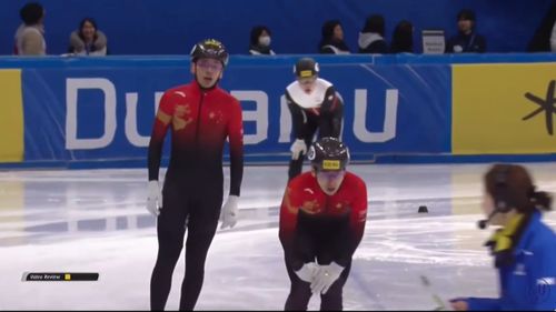 刘少昂与韩国选手争抢位置时摔倒：短道速滑赛场上的惊险瞬间