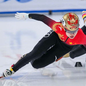 中国队短道速滑2000米接力意外摔倒，但他们用毅力诠释了真正的体育精神