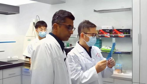 美国医学教授警告：急诊室爆满，流感与新冠双重夹击下的医疗危机