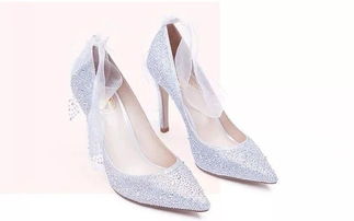 女子15年前买的婚鞋鞋底变成灰：时间与质量的双重考验