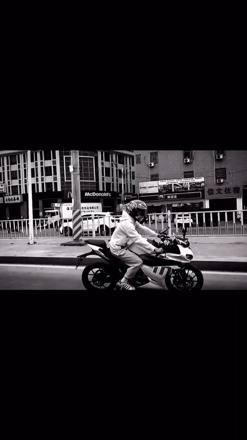 男子新车被孩子鞭炮点燃，车主心碎：刚提车不到一个月！