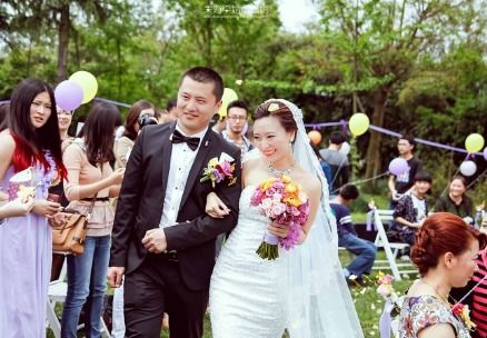 新娘婚礼现场摔倒爸爸新郎飞奔守护，这一幕感动无数网友