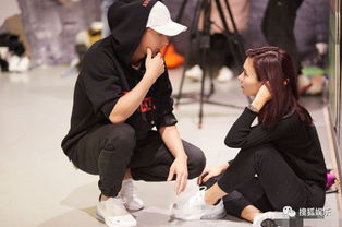 韩庚卢靖姗带女儿公园游玩，一家三口幸福画面曝光