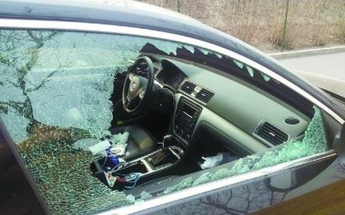 被砸车窗拿AED车主：紧急时刻救人比赔偿更重要