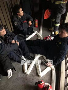 女子洗完羽绒服后用吹风机吹蓬松，小技巧让冬天更温暖