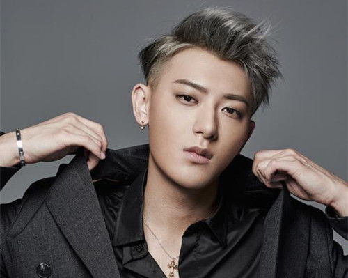 黄子韬直播间读恶评：争议背后的真心与成长