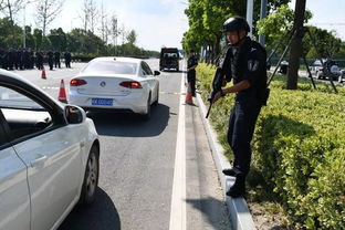 山东交警英勇无畏，面对犯罪嫌疑人驾车冲撞仍坚守岗位