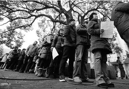 几十位村民徒手刨石头救人的感人故事