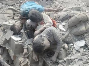 村民尝试搬巨石救人被划伤流血：平凡中的伟大