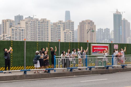 来重庆“吃”个轻轨再走吧！魔幻山城的正确打开方式