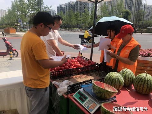 烤鱿鱼摊主酷似高启强引围观，一场街头小吃的意外走红