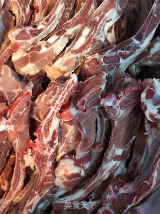 高速停车区近百斤酥肉排骨被丢弃？背后故事让人深思